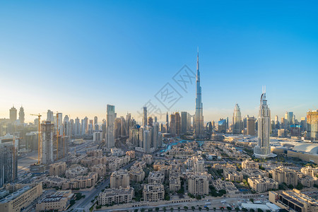高层建筑和天线迪拜市中心天线高速公路或阿拉伯联合酋长国的街道或阿拉伯联合酋长国金融区和智能城市的商业区背景