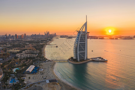 伯吉阿勒拉朱梅岛或船只建筑迪拜下城天线阿拉伯联合酋长国或阿城金融区日落时空中观察图片