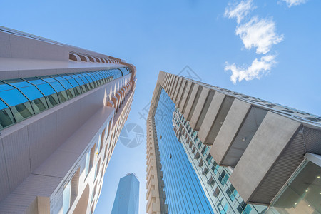 寻找高楼办公摩天大有蓝色空的金融区建筑阿联酋迪拜市中心城商业和技术概念背景智能城市图片