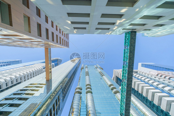 寻找高楼办公摩天大有蓝色空的金融区建筑阿联酋迪拜市中心城商业和技术概念背景智能城市图片