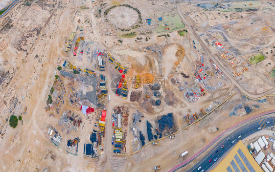 在阿拉伯联合酋长国迪拜市发展高楼建筑沙漠的顶层景象图片