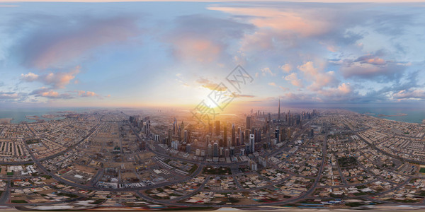 迪拜市下城天线和高速公路阿拉伯联合酋长国或阿拉伯联合酋长国城金融区日落时空压梯大楼的中观察无缝全景以180度计36全景图片