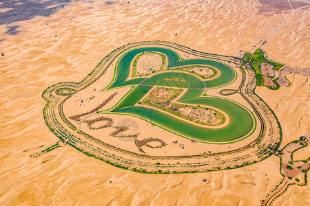 爱湖和沙漠迪拜阿拉伯联合酋长国或阿AlQudraAl阿拉伯联合酋长国或阿的心形湖泊空中顶层景象是情人节的新旅游景点图片