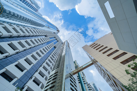 寻找高楼办公摩天大有蓝色空的金融区建筑阿联酋迪拜市中心城商业和技术概念背景智能城市图片