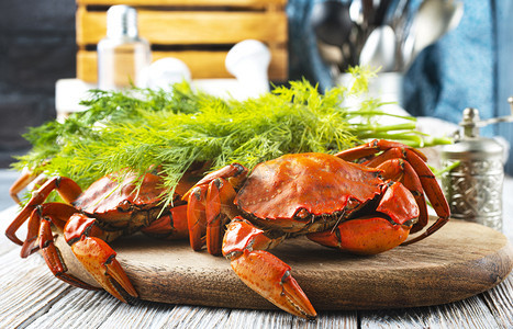木板海产食品上煮的螃蟹用香料红石图片