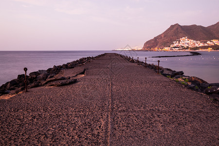 金丝雀码头晚上在西班牙加那利群岛特内里费PuertodeLaCruz码头背景