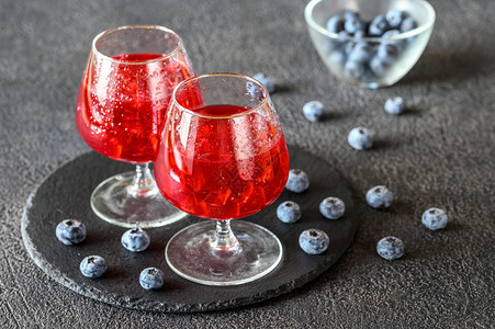 两杯蓝莓果汁和新鲜浆图片