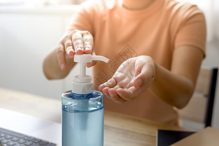 新冠19新冠大流行家庭隔离戴面罩保护疾SARSCOV2的传播在家工作用清洁胶洗手图片