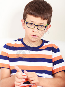 穿着眼镜的可爱男孩肖像和严肃男孩肖像图片