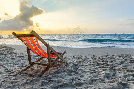 暑假沙滩上椅自然漂游美丽的夏季风景和热带假日落或海滩上出和黄天空背景洋图片
