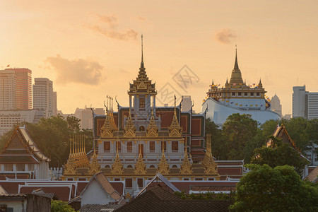 LohaPrasatWatRatchanatta和金山塔是佛教寺庙或WatSaket在曼谷市中心有摩天大楼日落时在泰国城市图片