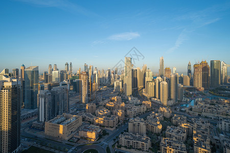 高层建筑和天线迪拜市中心天线高速公路或阿拉伯联合酋长国的街道或阿拉伯联合酋长国金融区和智能城市的商业区背景