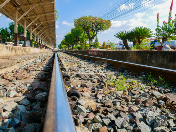 在美丽的阳光下低视线铁路泰国的火车站Lampang图片