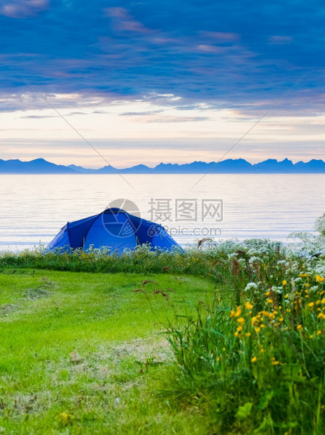 夏季Gimsoysand沙滩上的蓝帐篷在海岸露营挪威洛福滕群岛假日和旅行挪威洛福滕岛海滩帐篷挪威洛福滕岛图片