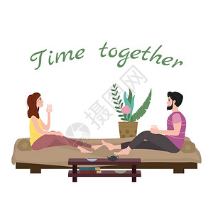 坐在床上喝茶的情侣图片