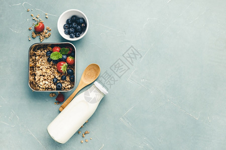 含有健康早餐成分的金属容器面粉牛奶和浆果最佳观点健康饮食和零废物没有塑料生态概念图片