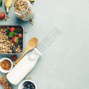 含有健康早餐成分的金属容器面粉牛奶和浆果最佳观点健康饮食和零废物没有塑料生态概念图片