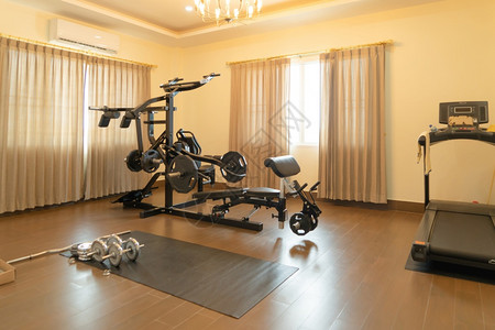 家里的现代健身中心私人设备装饰室内计背景图片