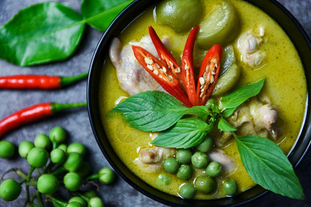 汤碗上泰国菜绿色咖喱图片