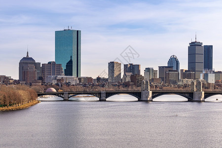 波士顿市中心风景波士顿摩天大楼际沿着查尔斯河位于美国新英格兰州波士顿市马萨诸塞联邦州查尔斯河一带的办公楼图片