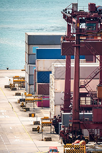 在清yi香港工作用卡车和船进行货运促进全球商业出口背景图片