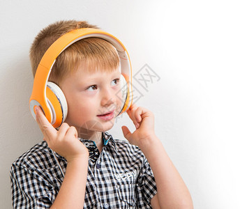 年轻男孩用耳机听音乐图片