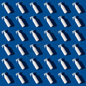 蓝地模式的空清洁喷雾瓶平坦的躺下最顶端视图房屋清洁服务和家管理概念蓝地模式的空清洁喷雾瓶平坦的躺下最顶端视图图片