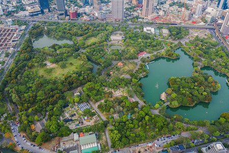 Lumpini公园花绿树的空中顶层景象和反射智能城市绿色生态区泰国曼谷中午环境自然景观背图片