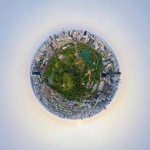小行星360度球体Lumpini公园Sathorn曼谷市中心天线泰国城市金融区日落时空切割机大楼的绿树飞行全景图片