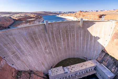GlenCanyonDam与Pawell湖一起在美国亚利桑那州Page市沙漠农村地区美国陆界环境水资源库和电力概念图片