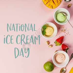 全国冰淇淋日19July概念白碗中冰淇淋和粉红色背景中新鲜成分的顶端视图粉红色草莓黄芒果或香蕉绿石灰茶或冰淇淋全国日19July图片