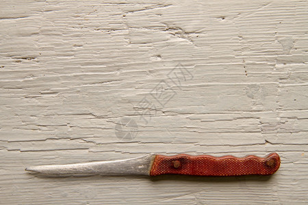 一把非常古老的厨房刀被不断用在粗木板上图片