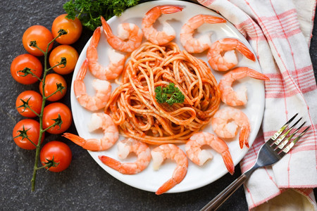 意大利面条和虾在意大利菜和单概念意大利面海鲜餐厅用西红柿煎面和食菜意大利面海鲜在白盘上服务图片