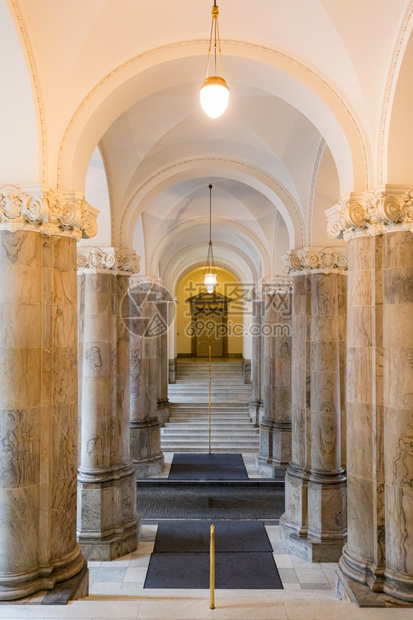 丹麦哥本哈根议会大厦走廊厅的建筑地标和奖杯概念图片