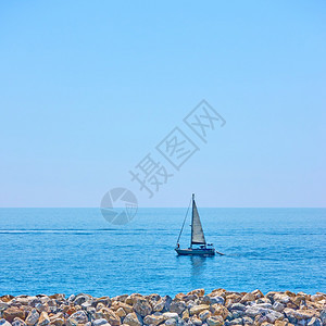 夏季日海岸附近域的游艇最小海景图片