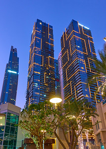 阿拉伯联合酋长国迪拜夜间现代摩天大楼图片