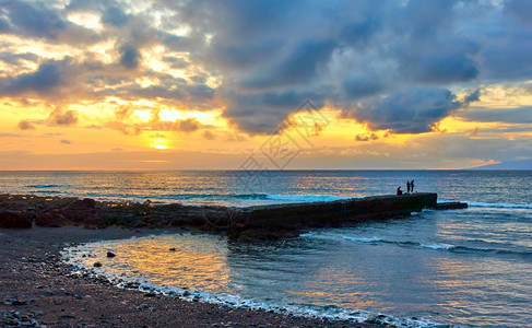 金丝雀码头在特奈里费岛卡纳群日落时大西洋背景
