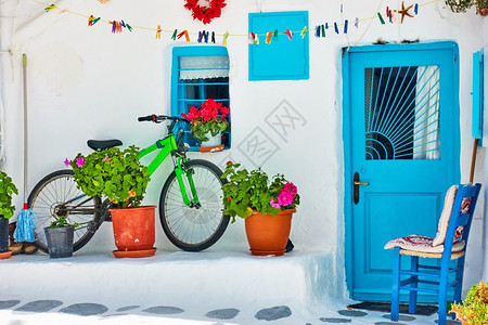 希腊米科诺斯岛有白色房屋和自行车的街道图片