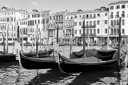 位于意大利威尼斯Rialto桥地区的大运河景象有固定的Gondolas图片