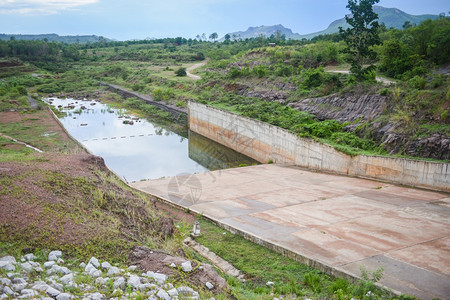 水坝后面的排运河从湖泊排水运河库抽取多余的图片
