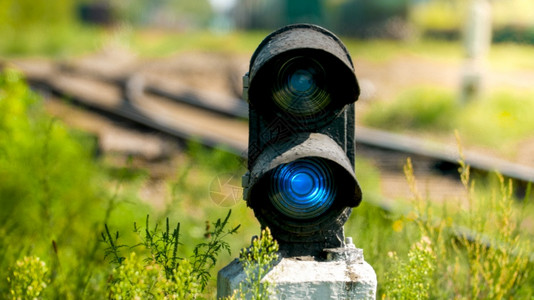 铁路上的蓝色交通灯光或示意图象图片