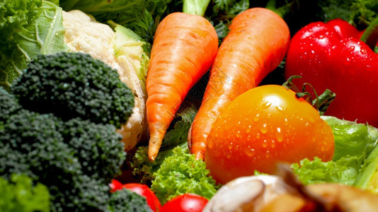 厨房桌上新鲜冲洗过的土生蔬菜近照健康食品和无转基因生物产品的背景健康食品和无转基因生物产品Diet营养和新鲜蔬菜Vegan和素食图片