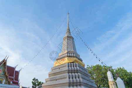在泰国曼谷市中午一座蓝天的佛教寺庙WatChantharamWorawihan或WatKlangTalatPhlu图片