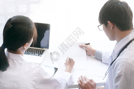 医生用听诊器检查身体保健和医疗概念穿制服外衣专业医生验诊咨询病人图片