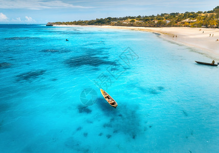热带海岸的渔船空中观察日出时沙滩非洲桑给巴尔暑假船游艇清蓝水绿棕榈树的风景图片