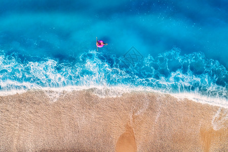 土耳其夏季日落时有海浪热带风景与女孩凉水沙滩图片