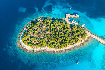 克罗地亚摩尔特岛夏季阳光明媚的天气时海湾中美丽小岛的空景象透明蓝水绿树山地沙滩船只和游艇的高度景象图片