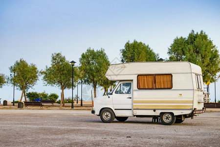 露营在西班牙海滨边的房车图片