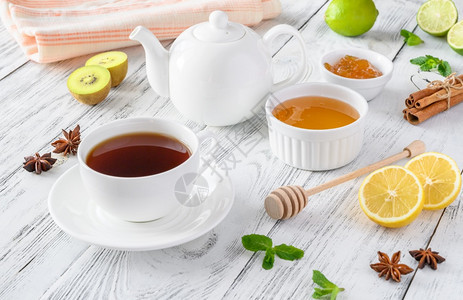 一杯黑茶鲜水果蜂蜜酱和木本的香料图片