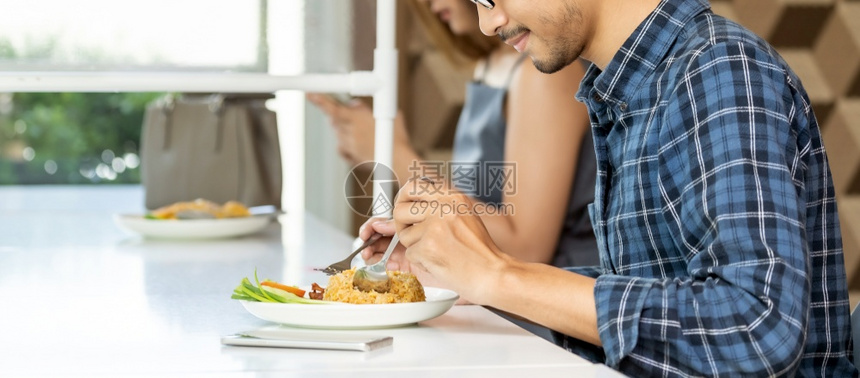 全景主义的亚洲顾客在新正常社会距离餐厅吃东西桌被挤断可减少新冠共食19大流行的感染餐厅新的正常生活方式网络横幅图片